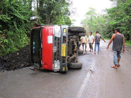 Jalan Rusak, Truk terguling