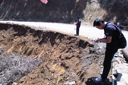 Jalan Gunung Terancam Putus