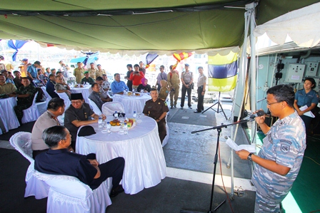 Gubernur Nyanyi “Pagar Makan Tanaman” dan “Kertas dan Api”