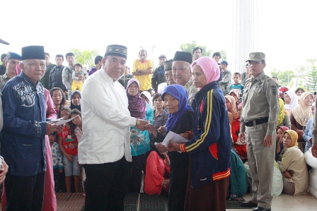 Baz Salurkan Zakat Fitrah