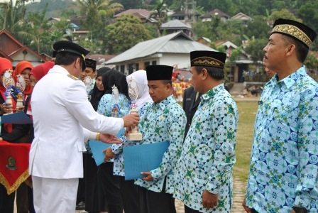 Bupati Berikan Penghargaan