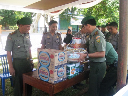 Dandim Bagi Menu Buka Puasa ke Pospam