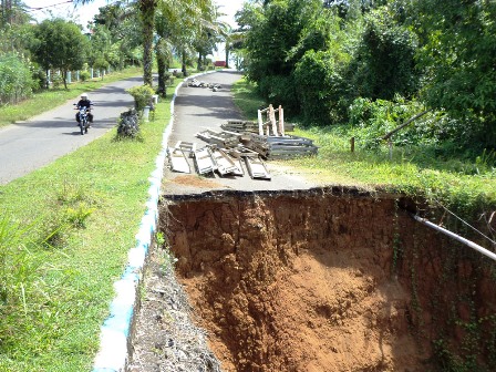 Proyek Jembatan Bely Terbengkalai