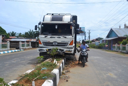 Truk Panjat Trotoar