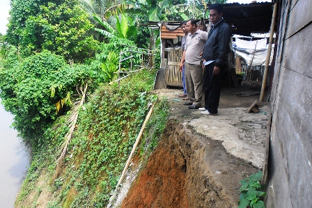 Rumah dan Jalan Nyaris Amblas