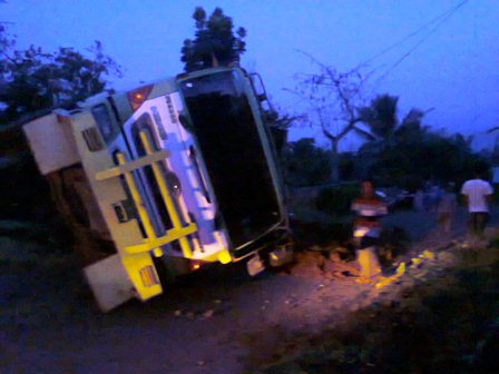 Kelebihan Muatan, Dump Truck Terguling