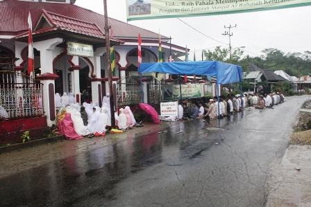 Puluhan Jemaah Salat Id Kehujanan