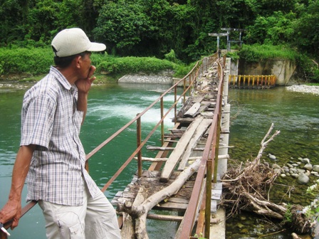 Jembatan Rusak, 2 Warga Terjatuh