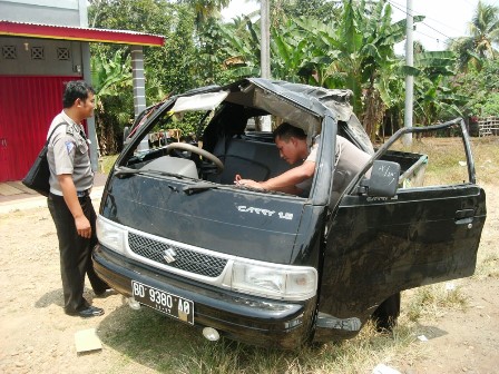 Mobil Terbalik, Pengemudi Patah Leher