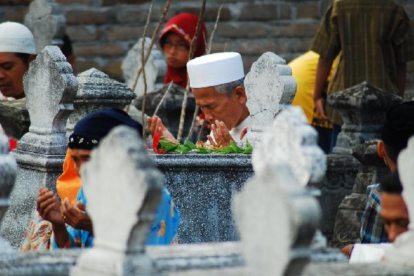 Pertahankan Tradisi Ziarah ke Kuburan