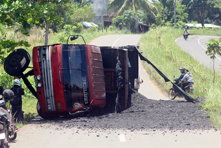 Tangki Terbakar, Truk Terbalik