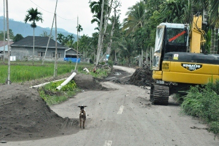 Material Proyek Ganggu Pengguna Jalan