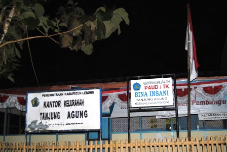 8 Kantor Pasang Bendera Hingga Malam