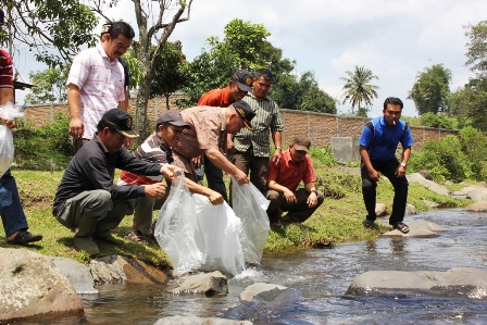 Tebar Ikan Hingga Cek Pembangunan