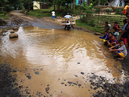 Jalan Provinsi Jadi Kolam Pemancingan