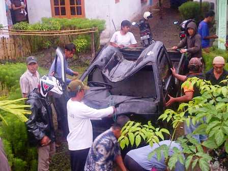 Mobil Buah Masuk Jurang