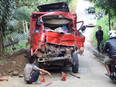 Truk Terjungkal ke Jurang