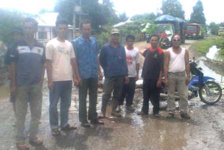 Tanam Pohon Pisang di Tengah Jalan