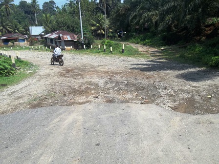 Jalan Hotmix Rusak Parah