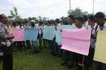 Ratusan Siswa Desak Kepsek Mundur