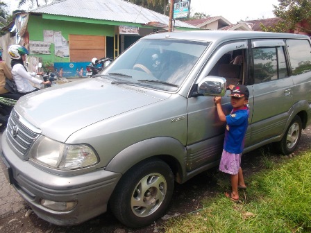 Bandit Pecah Kaca Mobil Guru