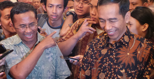 Ingin Tampil Beda, Dahlan Iskan Pinjam Batik Supir