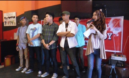 FEEL CAFE ADAKAN KOMPETISI STAND UP COMEDY