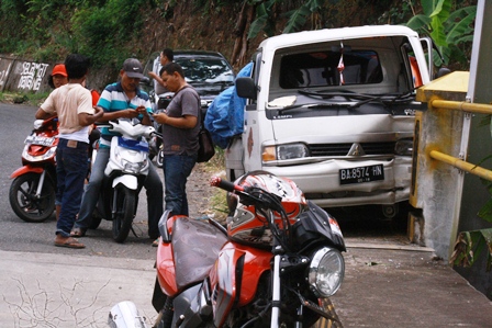 Mobil Bawang Tabrak Jembatan