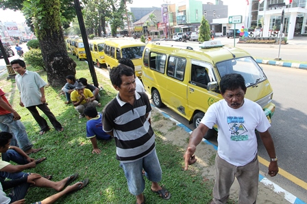 Perombakan Jalur Angkot Batal