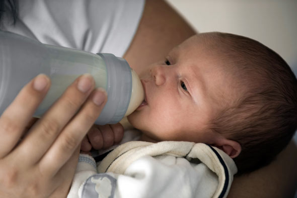 Minum Susu dari Botol Beresiko Rusakkan Lambung Bayi
