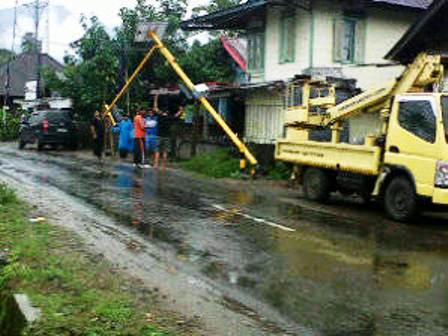 Hujan Deras, Rambu Lalin Tumbang