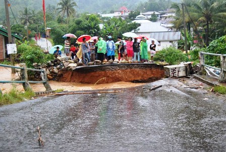 Banjir Bandang Melanda,  Jembatan Putus, 2 Warga Hanyut