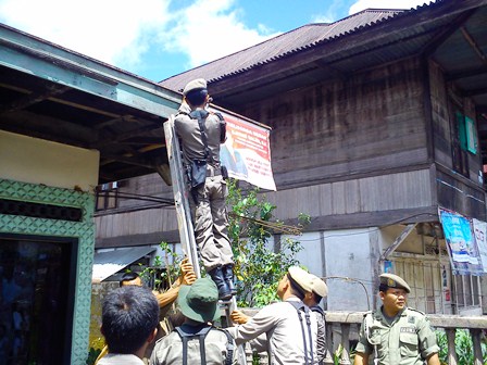 Atribut Kampanye Diturun Paksa