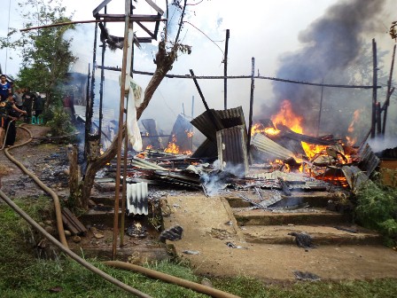 Ruko Depan Rumah Sekda Terbakar