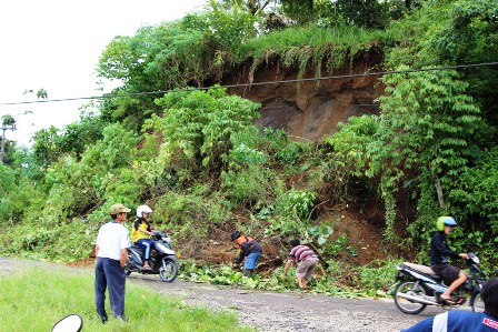 Longsor Tutup Jalan