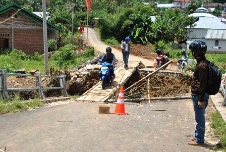 Jembatan Darurat Dibangun