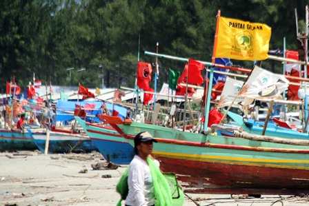 Puluhan Nelayan Parkir Kapal