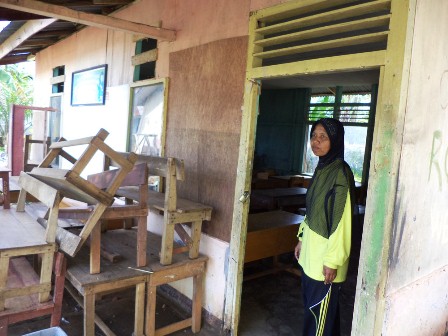 Siswa Belajar di Tempat Parkir