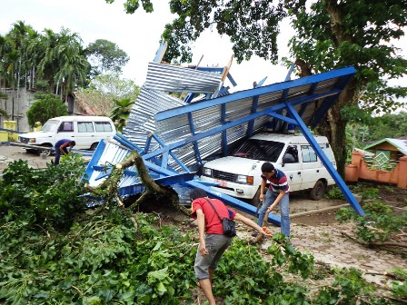 Diterjang Badai, Empat Ambulans Ringsek