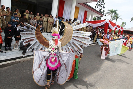 Putri Bunga Meriahkan Pawai