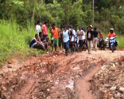 Warga Blokir Jalan Desa