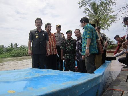 Bupati Serahkan Kapal Rusak