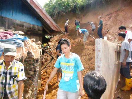 Dua Rumah Diterjang Longsor