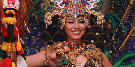 Whulan Peringkat Empat National Costume di Miss Universe
