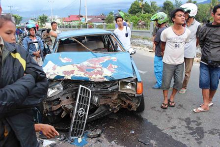 Mobil Mantan Kadistan ‘Adu Kambing’