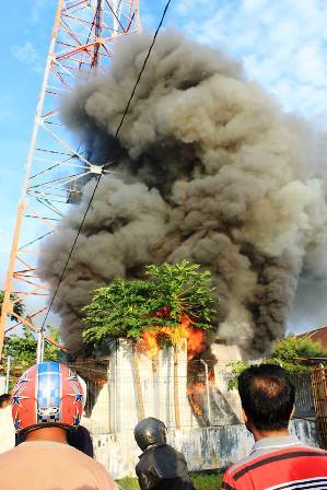 Shelter Indosat Ludes Terbakar