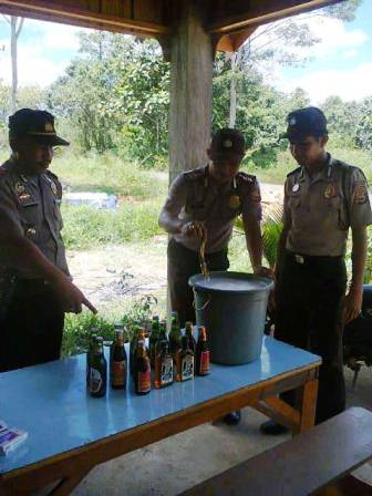 Puluhan Botol Miras dan Tuak Diamankan