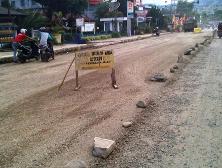 Longsor Tutup Jalan Kabawetan-Tebat Karai