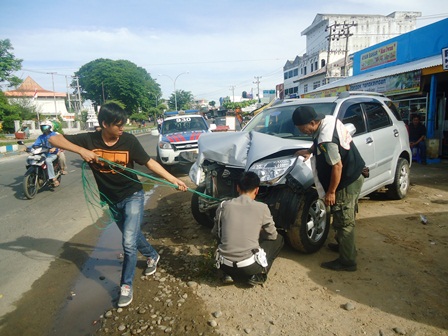 Supir Mabuk, Terios Hantam Trotoar