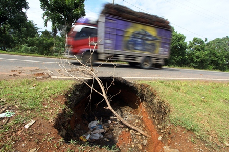 Jalan Tugu Hiu- Nakau Nyaris Amblas